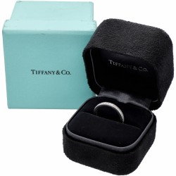 Pt 950 Platina Tiffany & Co. alliance ring bezet met ca. 0.39 ct. diamant.