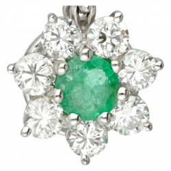 Pt 535/1000 Platina entourage oorbellen bezet met ca. 2.25 ct. diamant en ca. 1.70 ct. natuurlijke smaragd.