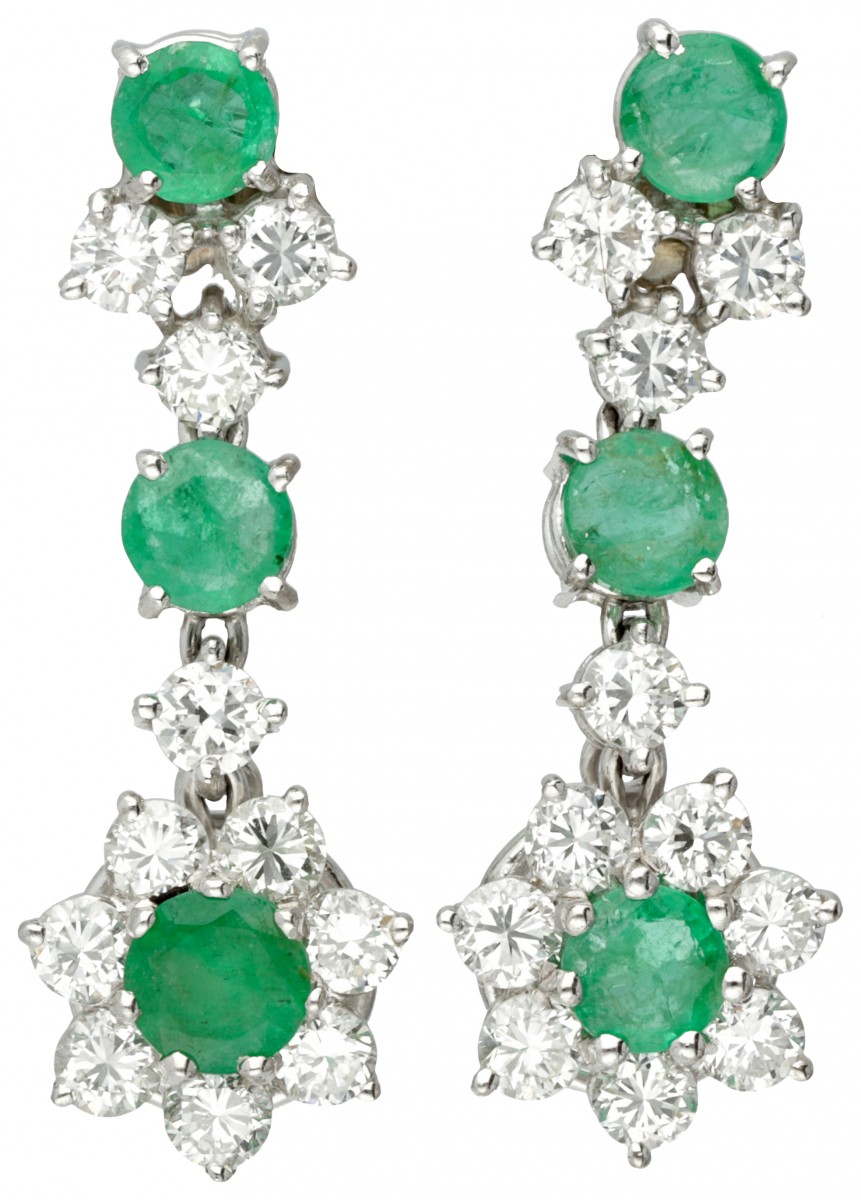 Pt 535/1000 Platina entourage oorbellen bezet met ca. 2.25 ct. diamant en ca. 1.70 ct. natuurlijke smaragd.