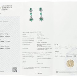 Pt 535/1000 Platina entourage oorbellen bezet met ca. 2.25 ct. diamant en ca. 1.70 ct. natuurlijke smaragd.