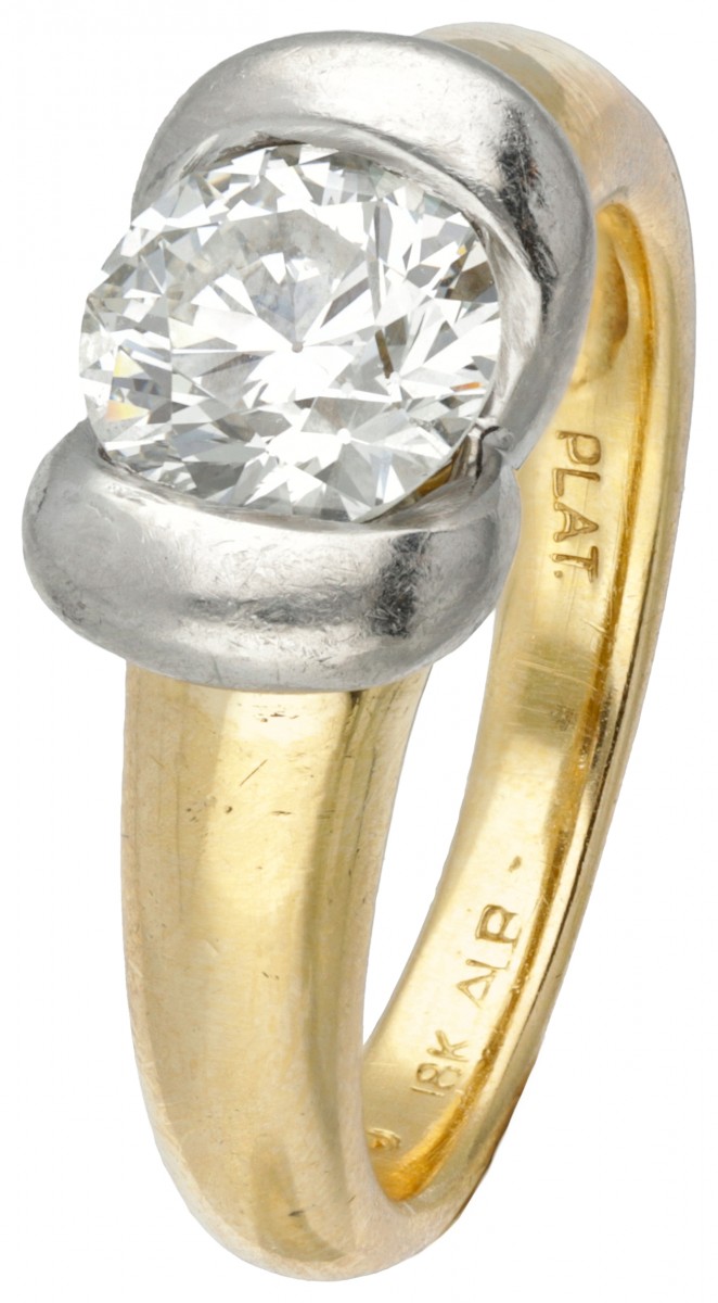 18 kt. Geelgouden solitair ring bezet met ca. 1.40 ct. diamant in een Pt 950 platina zetting.