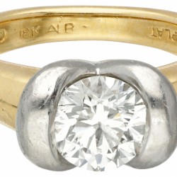 18 kt. Geelgouden solitair ring bezet met ca. 1.40 ct. diamant in een Pt 950 platina zetting.