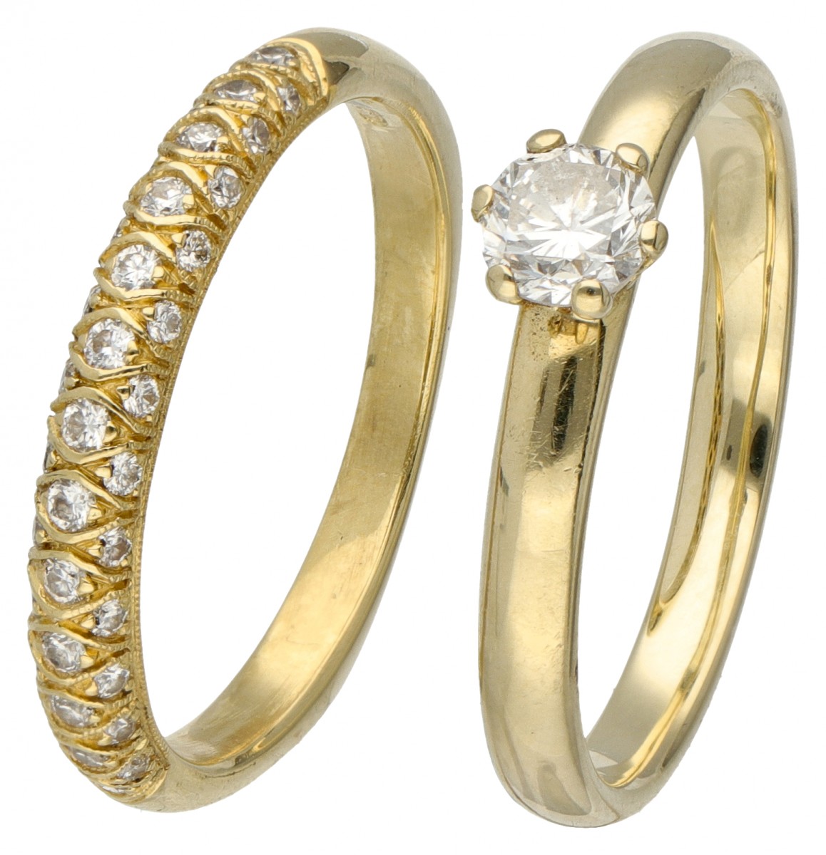 Set van een 14 kt. solitair ring en een 18 kt. aanschuifring, beide bezet met diamant.