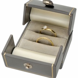 Set van een 14 kt. solitair ring en een 18 kt. aanschuifring, beide bezet met diamant.