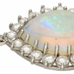 14 kt. Witgouden hanger bezet met ca. 7.58 ct. welo opaal en ca. 1.81 ct. diamant.