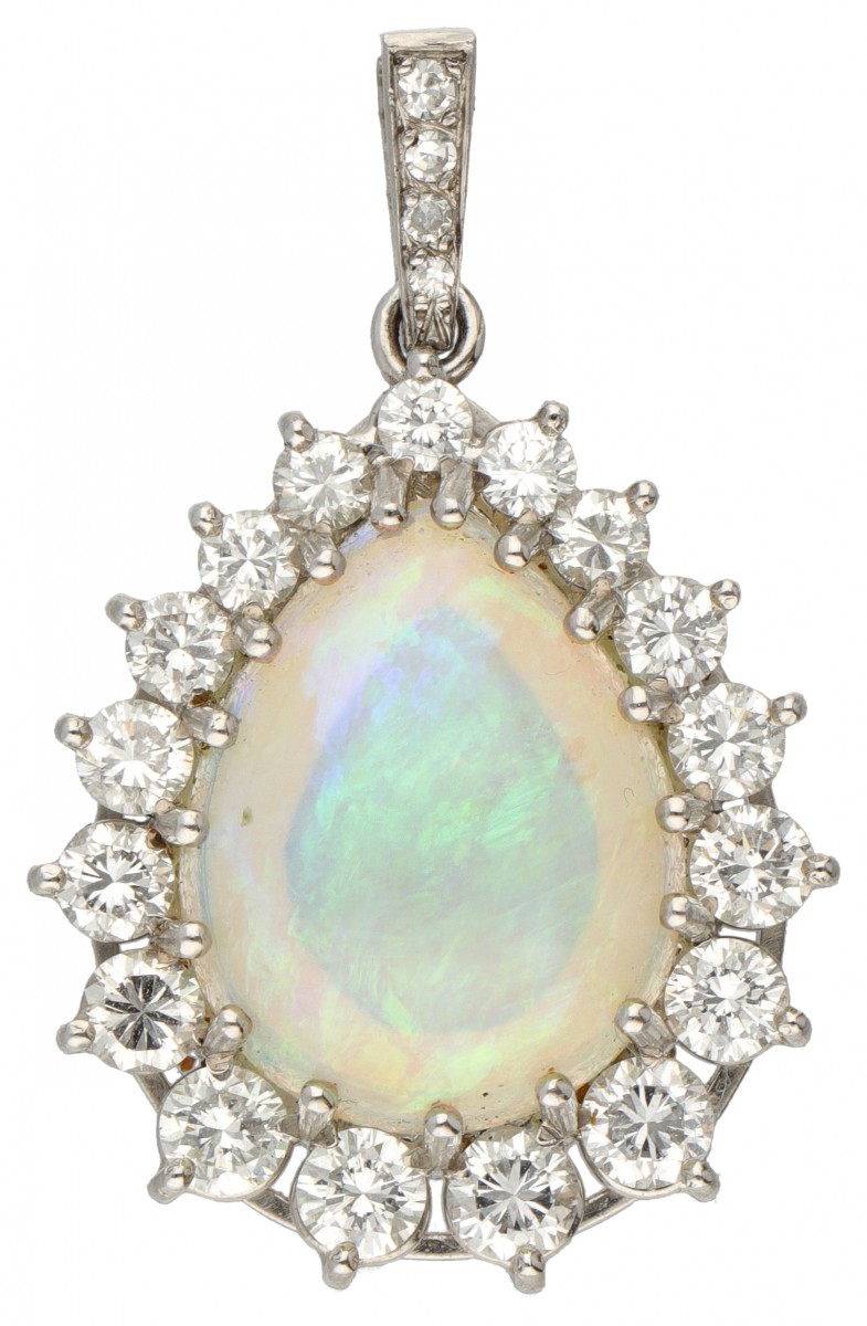 14 kt. Witgouden hanger bezet met ca. 7.58 ct. welo opaal en ca. 1.81 ct. diamant.