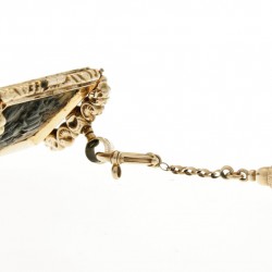 Zakhorloge sleutel met gouden hanger, rijk gedecoreerd parelmoer