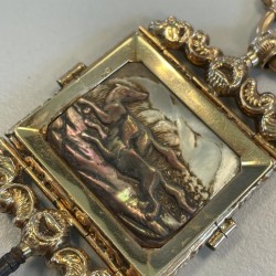 Zakhorloge sleutel met gouden hanger, rijk gedecoreerd parelmoer