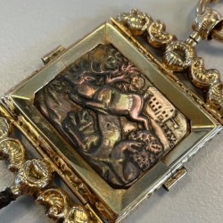 Zakhorloge sleutel met gouden hanger, rijk gedecoreerd parelmoer