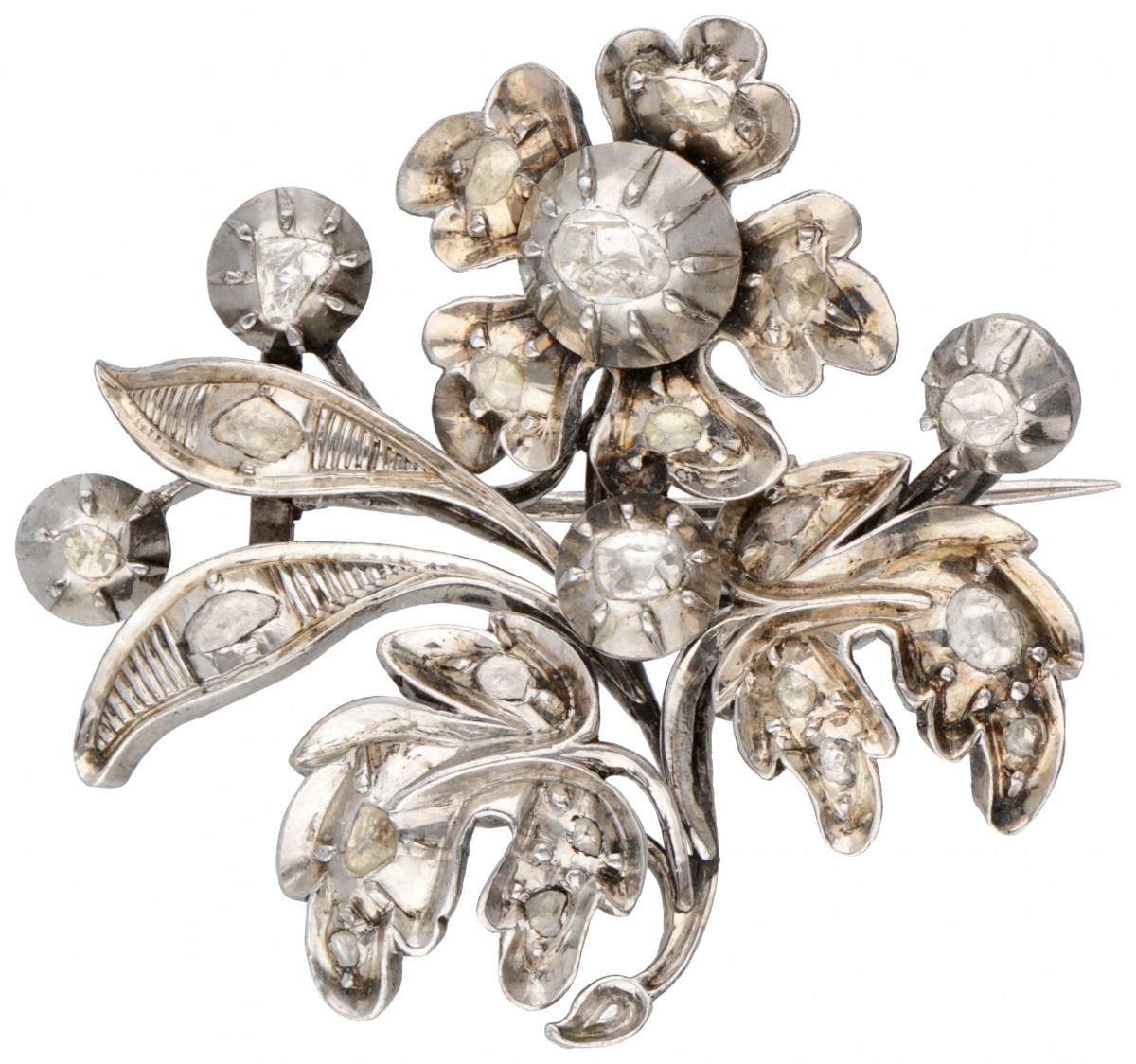 Sterling zilveren floraal gevormde broche bezet met roosgeslepen diamant.