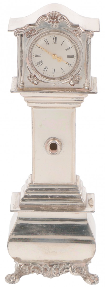 Miniatuur staand horloge zilver.
