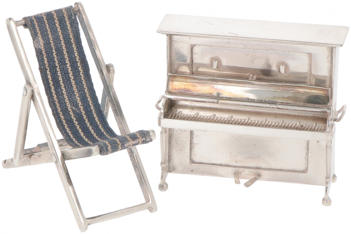Miniatuur piano & strandstoel zilver.
