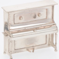 Miniatuur piano & strandstoel zilver.