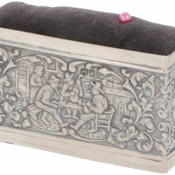 Speldenkussen & etui zilver.