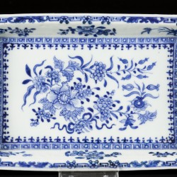 Een porseleinen schaal met floraal decor, China, 19e eeuw.