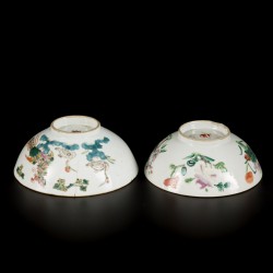 Een set van (2) porseleinen kommen met floraal decor, vogelfiguren en feniksen, China, Tong zhi.