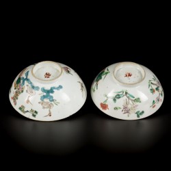 Een set van (2) porseleinen kommen met floraal decor, vogelfiguren en feniksen, China, Tong zhi.