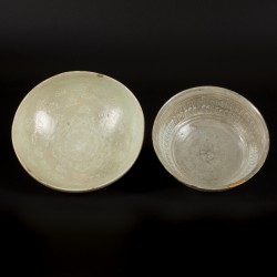 Een lot van (2) geglazuurde aardewerken kommen, Korea, 13e eeuw.