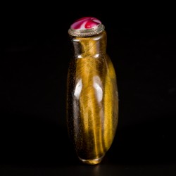 Een tijgeroog snuff bottle, bol model, China, 19e eeuw.
