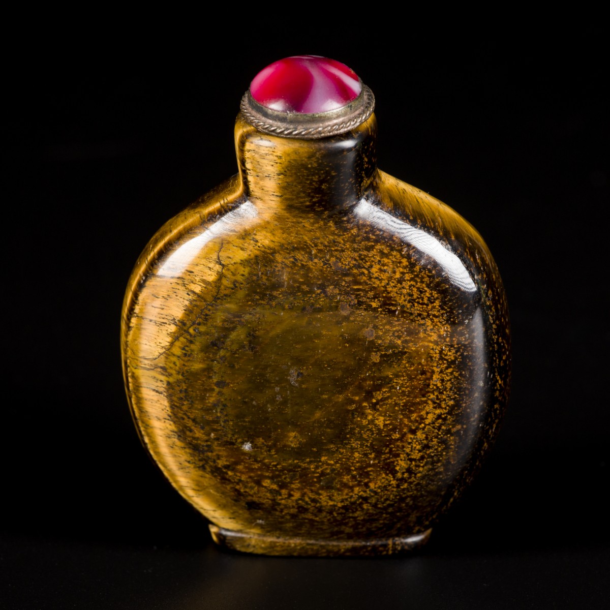 Een tijgeroog snuff bottle, bol model, China, 19e eeuw.