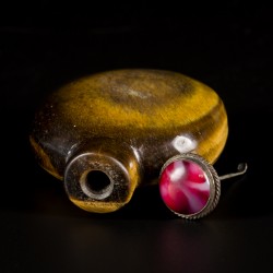 Een tijgeroog snuff bottle, bol model, China, 19e eeuw.