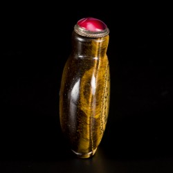 Een tijgeroog snuff bottle, bol model, China, 19e eeuw.