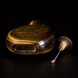 Een tijgeroog snuff bottle, bol model, China, 19e eeuw.