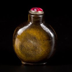 Een tijgeroog snuff bottle, bol model, China, 19e eeuw.