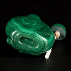 Een malachiet snuff bottle gedecoreerd met Boeddha, China, 1e helft 20e eeuw.