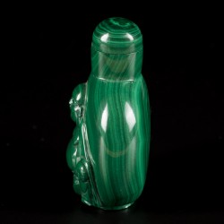 Een malachiet snuff bottle gedecoreerd met Boeddha, China, 1e helft 20e eeuw.