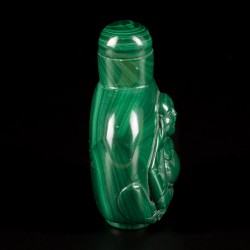 Een malachiet snuff bottle gedecoreerd met Boeddha, China, 1e helft 20e eeuw.
