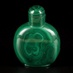 Een malachiet snuff bottle gedecoreerd met Boeddha, China, 1e helft 20e eeuw.