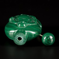 Een malachiet snuff bottle gedecoreerd met Boeddha, China, 1e helft 20e eeuw.