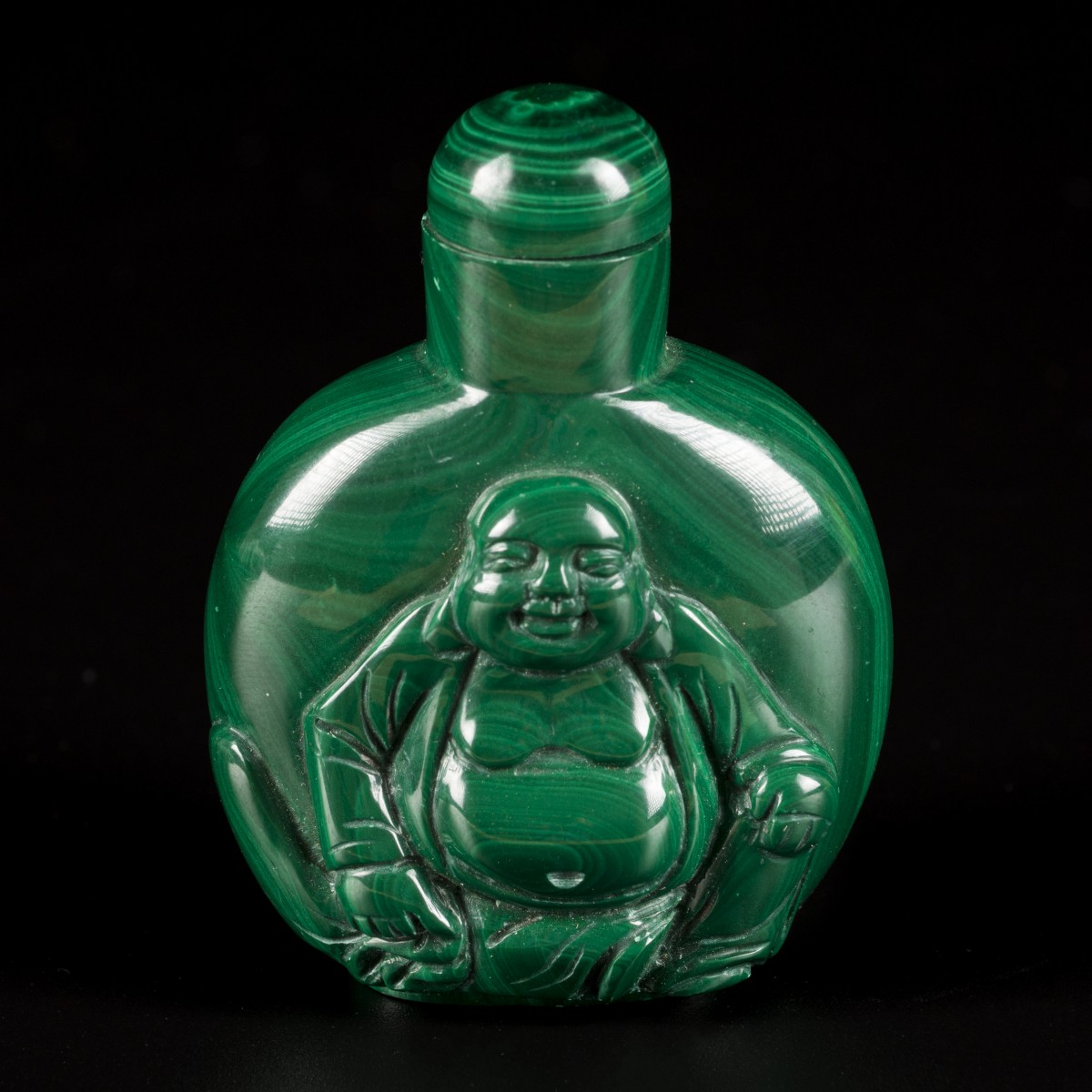 Een malachiet snuff bottle gedecoreerd met Boeddha, China, 1e helft 20e eeuw.