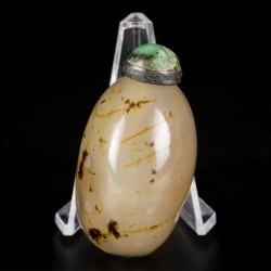 Een agaat snuff bottle, ei model, China, 19e eeuw.