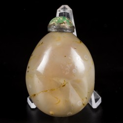 Een agaat snuff bottle, ei model, China, 19e eeuw.