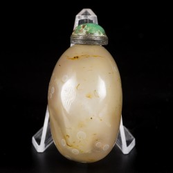 Een agaat snuff bottle, ei model, China, 19e eeuw.