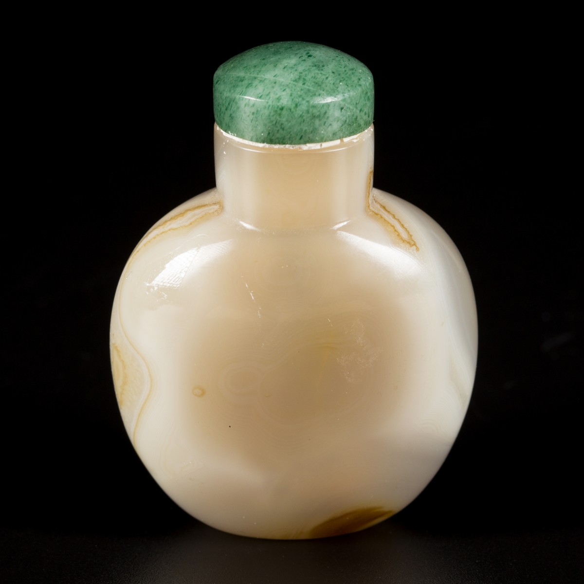 Een agaat snuff bottle, bolmodel, China, 19e eeuw.