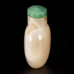 Een agaat snuff bottle, bolmodel, China, 19e eeuw.