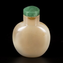 Een agaat snuff bottle, bolmodel, China, 19e eeuw.