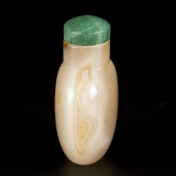Een agaat snuff bottle, bolmodel, China, 19e eeuw.