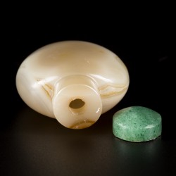 Een agaat snuff bottle, bolmodel, China, 19e eeuw.
