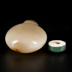 Een agaat snuff bottle, bolmodel, China, 19e eeuw.