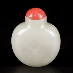Een celadon jade snuff bottle met bloedkoralen dop, China, 19e eeuw.