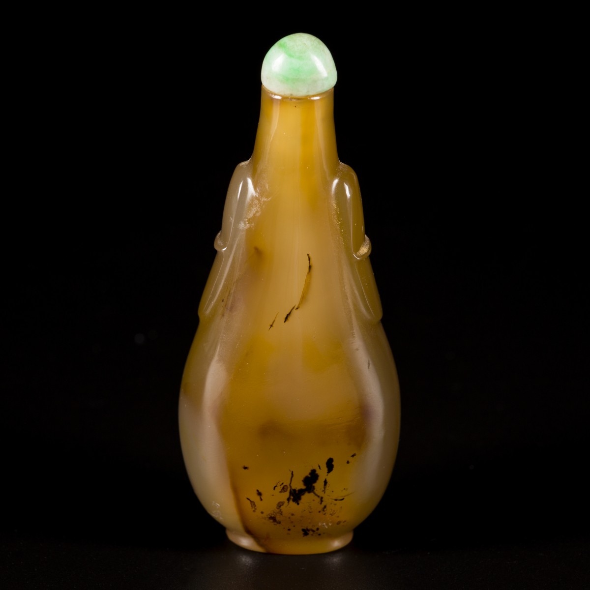Een agaat snuff bottle met leeuwenkoppen, China, 19e eeuw.