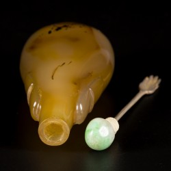 Een agaat snuff bottle met leeuwenkoppen, China, 19e eeuw.