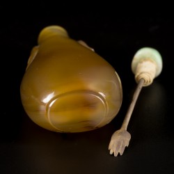 Een agaat snuff bottle met leeuwenkoppen, China, 19e eeuw.