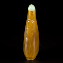 Een agaat snuff bottle met leeuwenkoppen, China, 19e eeuw.