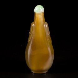 Een agaat snuff bottle met leeuwenkoppen, China, 19e eeuw.