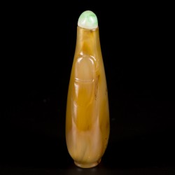 Een agaat snuff bottle met leeuwenkoppen, China, 19e eeuw.